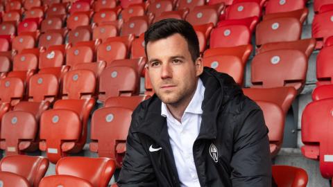 Luca Maggi sitzt auf einem Sitz im Letzigrund-Stadion